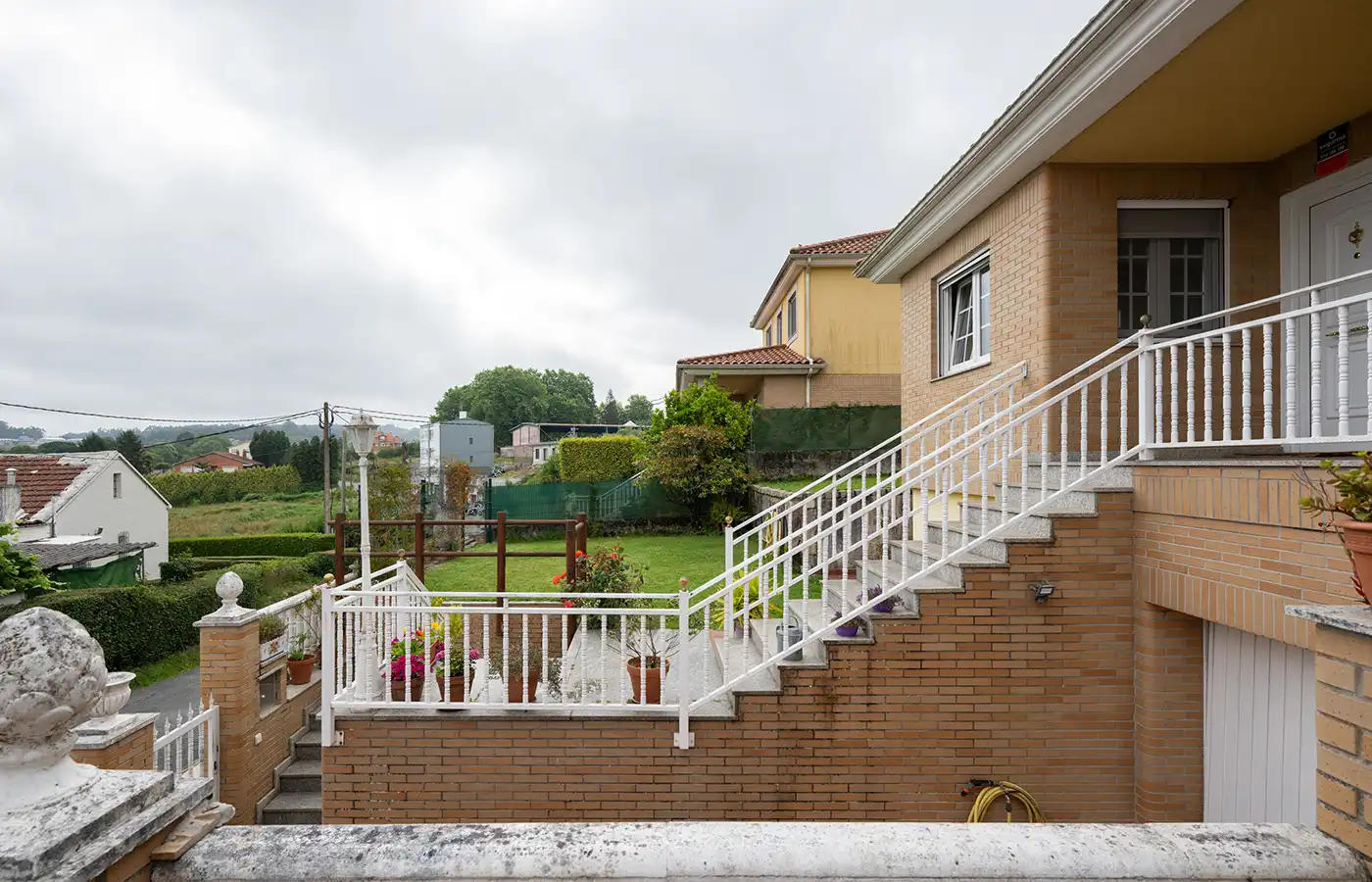 Vista exterior de Casa o chalet en venta en Oleiros con Calefacción, Jardín privado y Parquet
