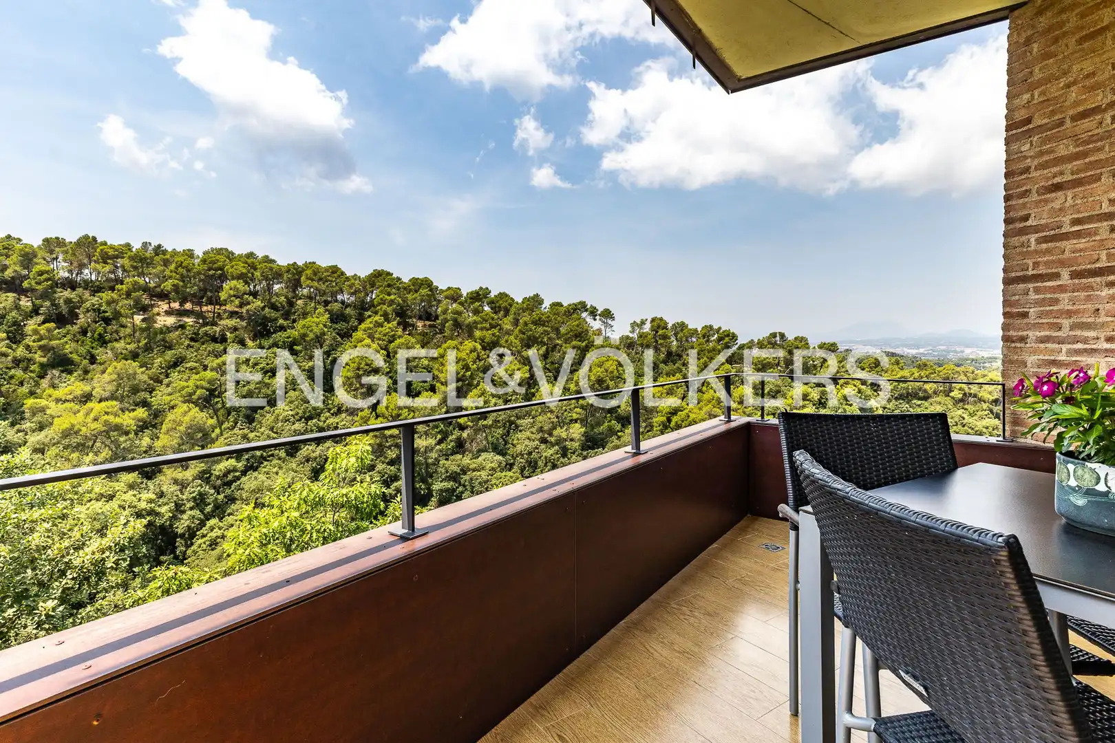 Terrassa de Casa adosada en venda en Sant Cugat del Vallès amb Calefacció, Jardí privat i Parquet