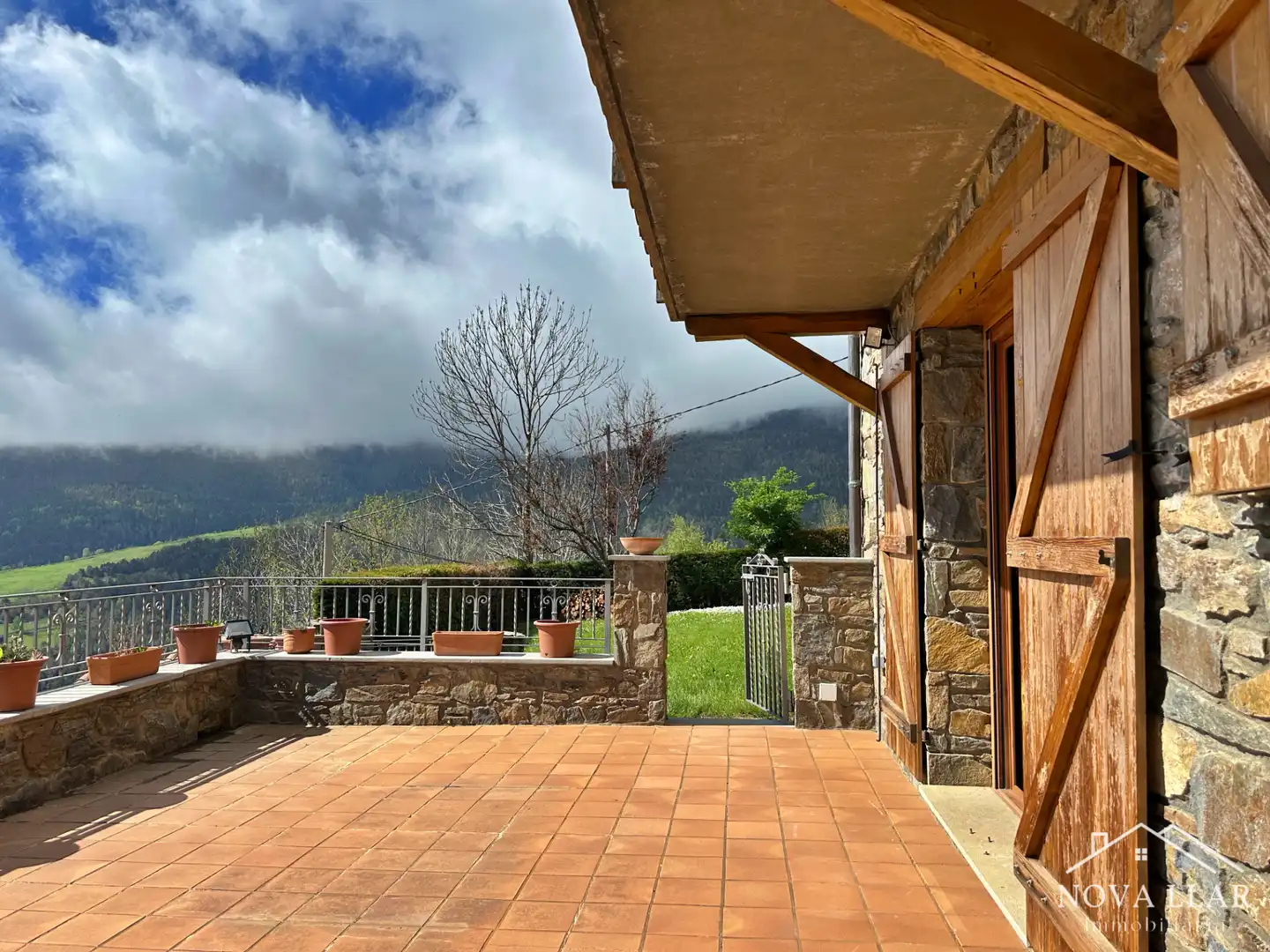 Terrasse von Einfamilien-Reihenhaus zum Verkauf in Vilallonga de Ter mit Heizung, Privatgarten und Terrasse
