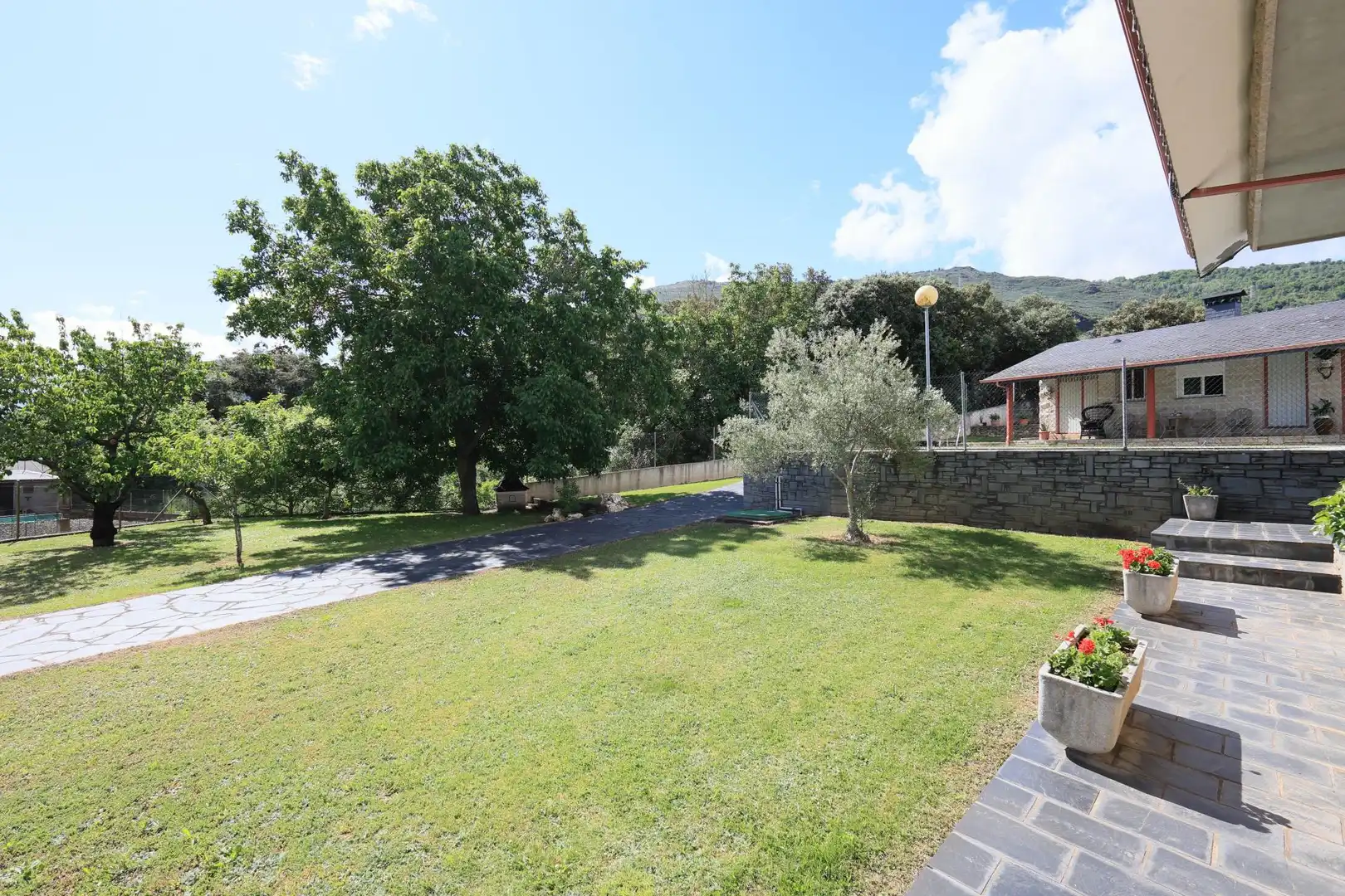 Außenansicht von Haus oder Chalet zum Verkauf in O Barco de Valdeorras   mit Heizung, Terrasse und Schwimmbad