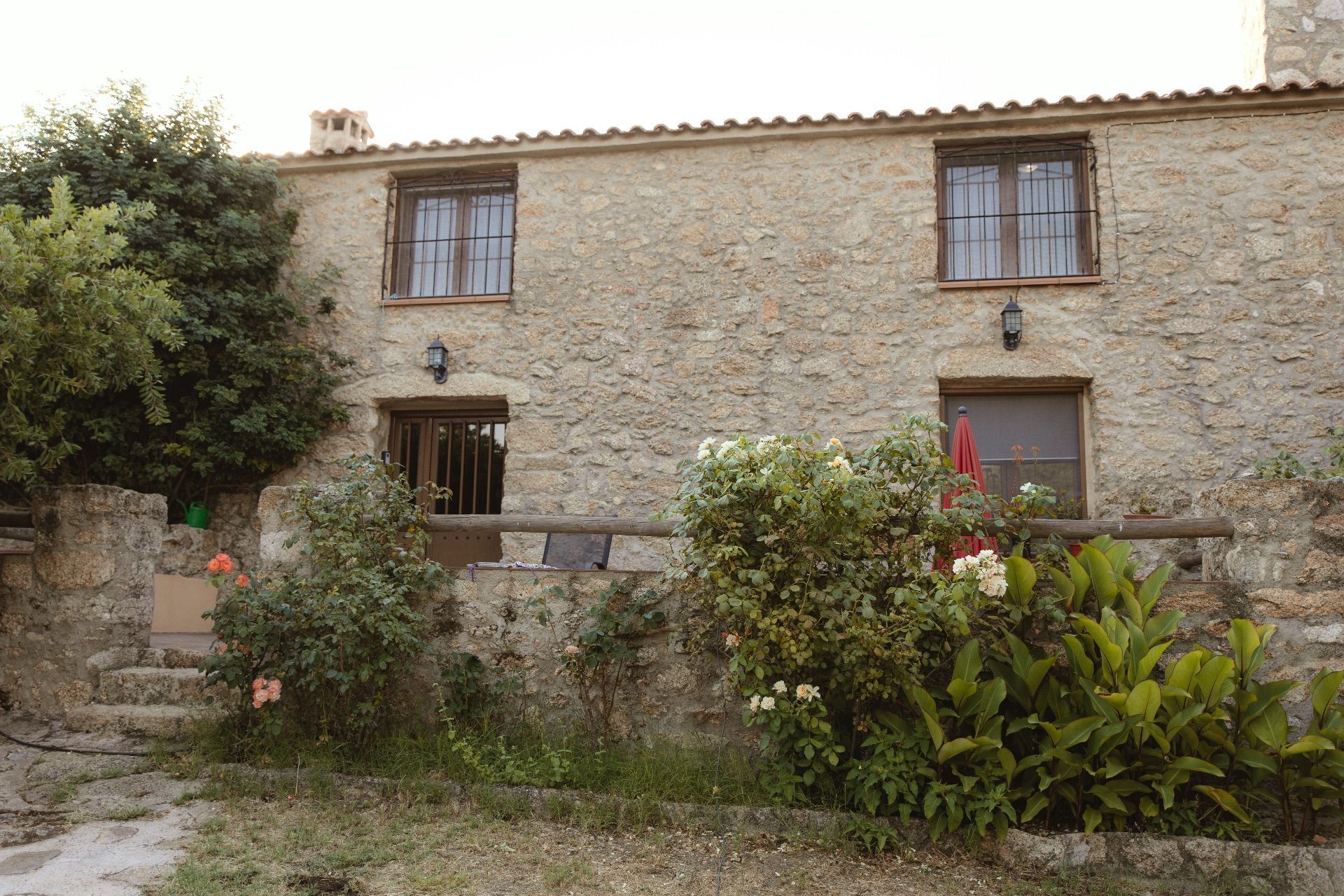 Vista exterior de Finca rústica de lloguer en Valencia de Alcántara amb Calefacció, Jardí privat i Piscina