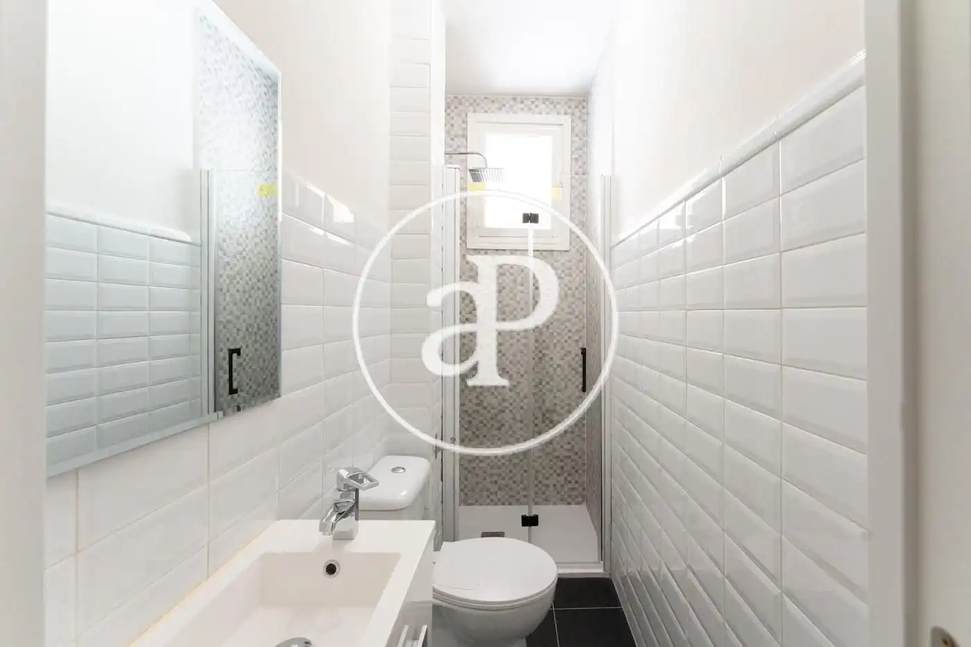 Bathroom of Flat for rent in Madrid  with Air Conditioner, Heating and Balcony