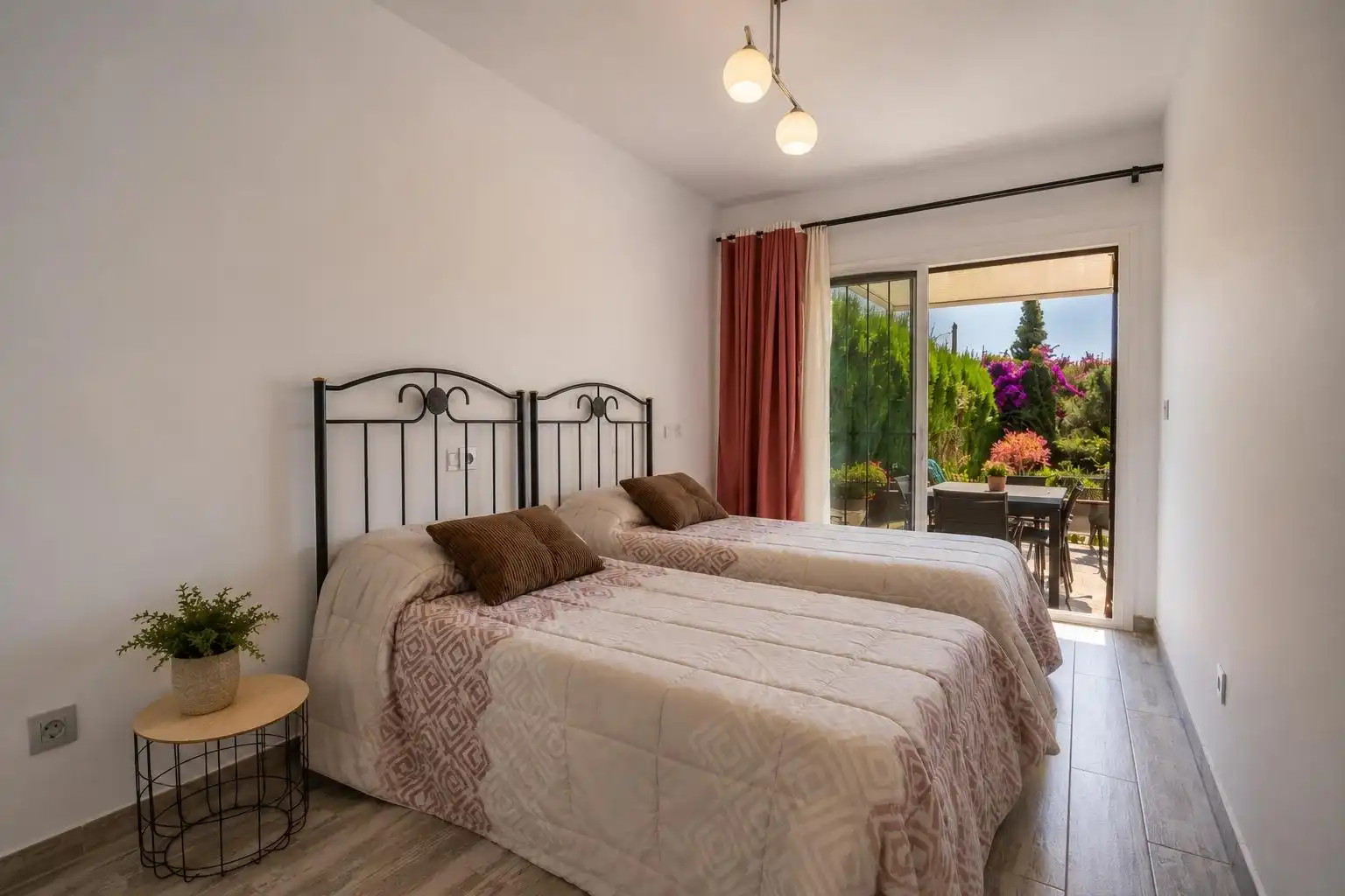 Dormitori de Casa adosada en venda en Estepona amb Aire condicionat, Calefacció i Jardí privat