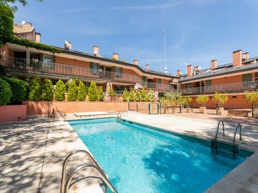 Flat with pool for sale in Casco Antiguo