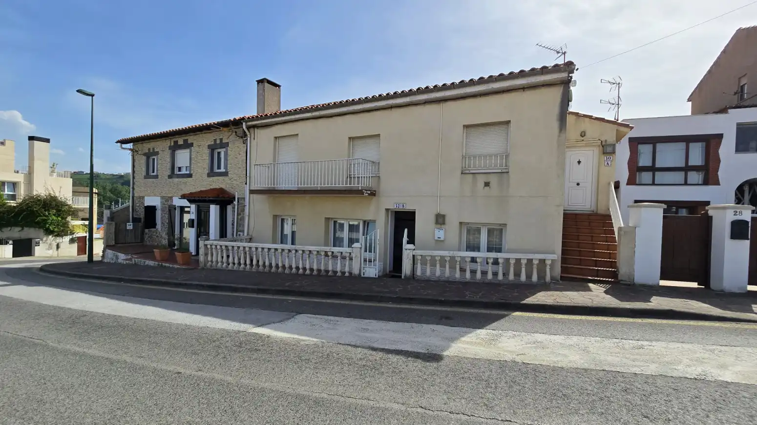 Vista exterior de Casa adosada en venda en Suances amb Terrassa i Balcó