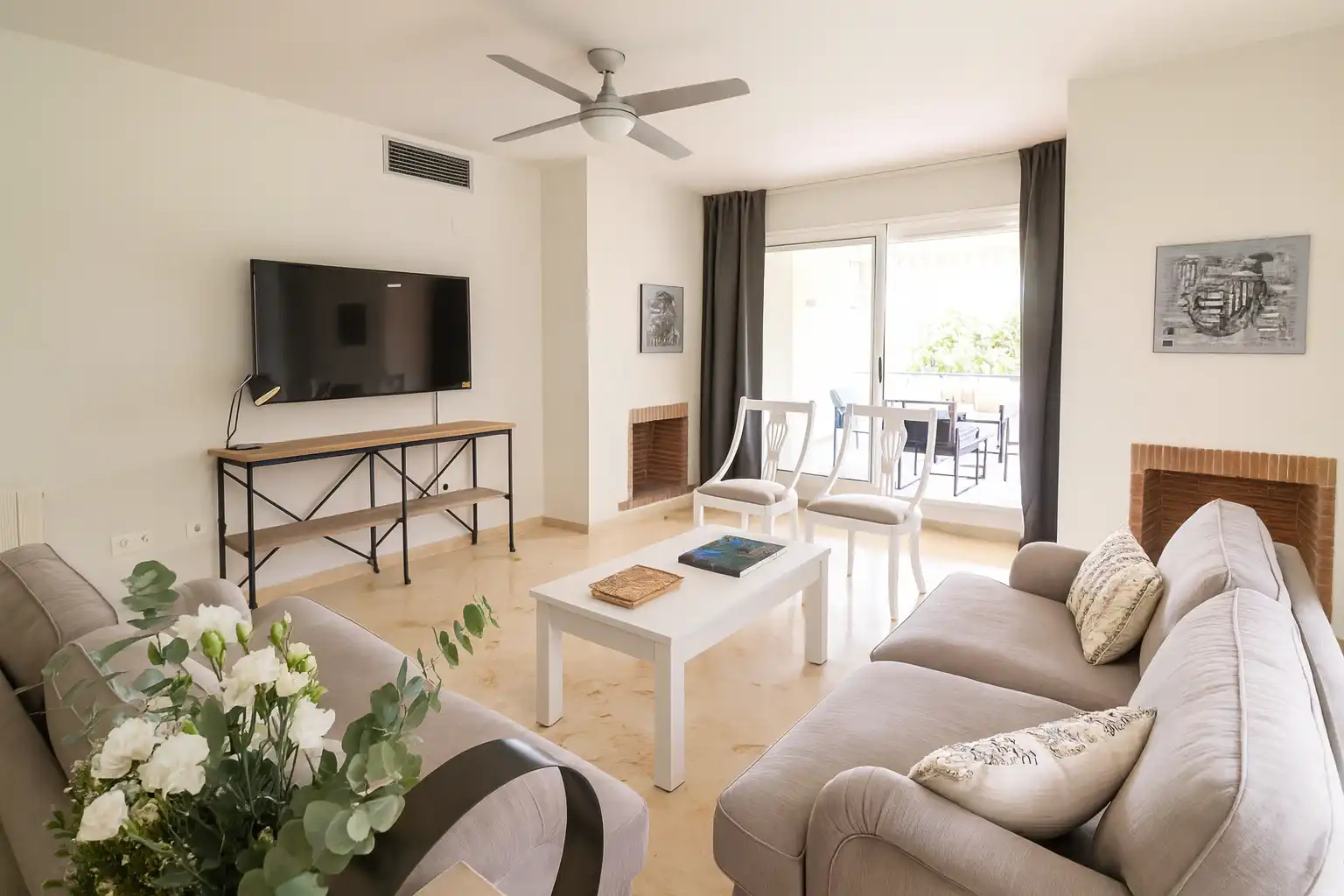 Living room of Ground floor for rent in Marbella  with Air Conditioner, Storage room and Furnished