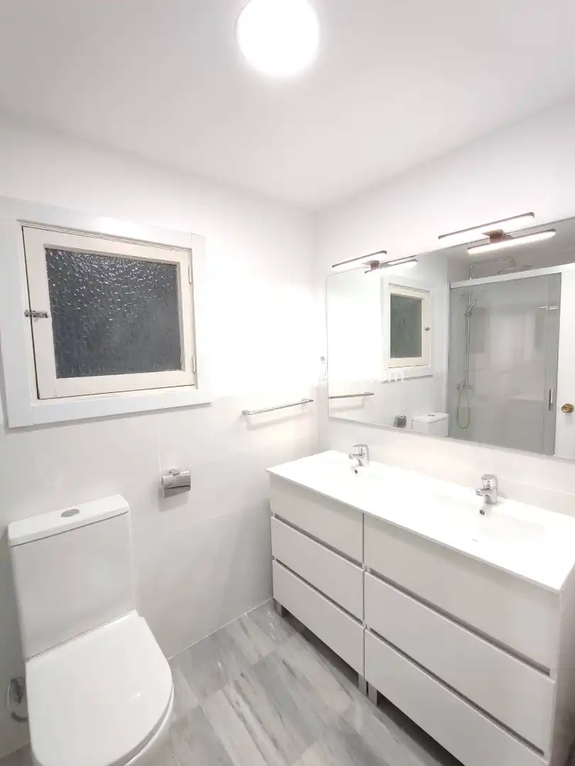 Bathroom of Flat for rent in Benidorm  with Air Conditioner, Heating and Terrace