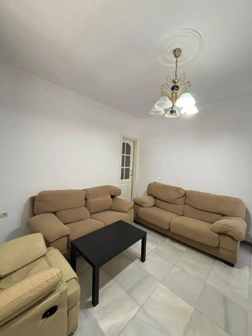 Sala d'estar de Casa adosada de lloguer en Carmona amb Aire condicionat, Terrassa i Moblat