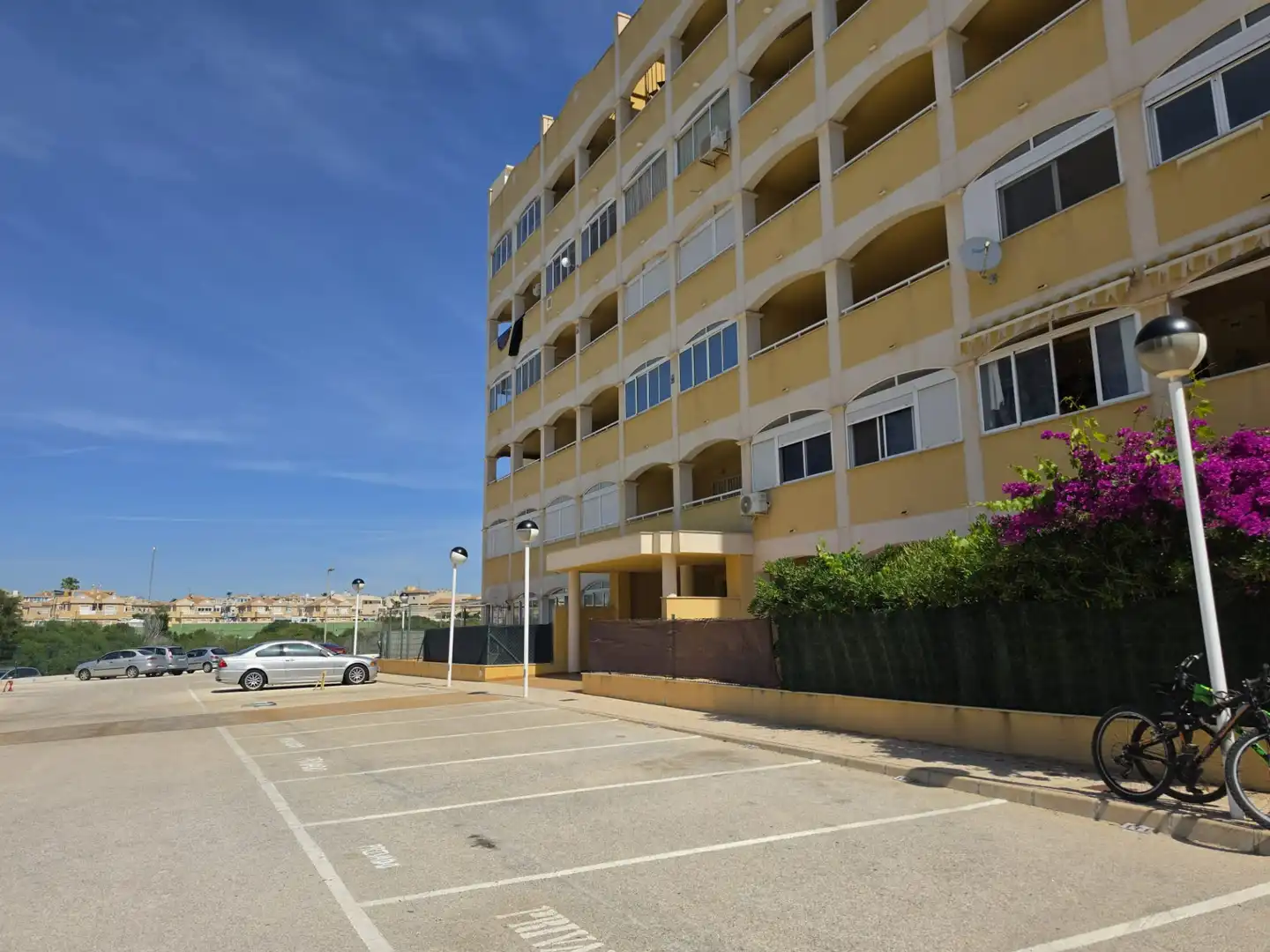 Parkplatz von Wohnung zum Verkauf in Torrevieja mit Möbliert