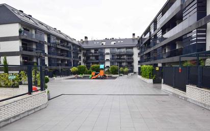 Vista exterior de Pis en venda en Pozuelo de Alarcón amb Aire condicionat, Terrassa i Piscina