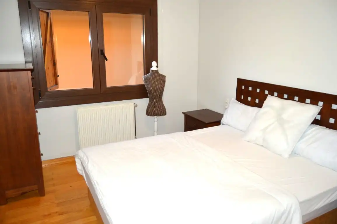 Habitación de Apartamento de alquiler en Alp con Calefacción, Parquet y Terraza