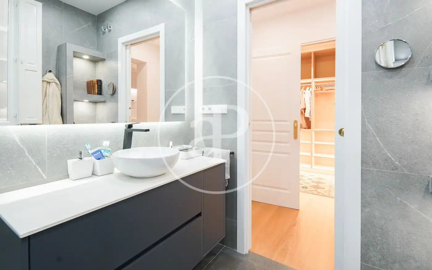 Bathroom of Flat for sale in Madrid  with Air Conditioner, Heating and Storage room