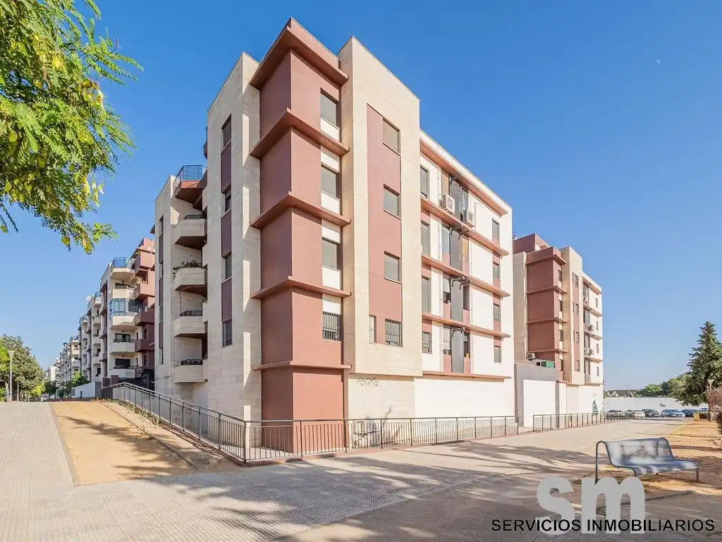 Vista exterior de Local en venta en Mairena del Aljarafe