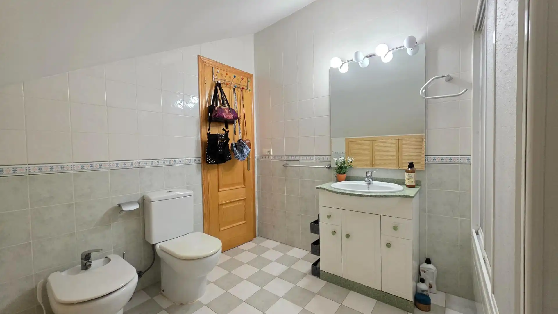 Badezimmer von Dachboden zum Verkauf in Gandia mit Klimaanlage, Terrasse und Abstellraum