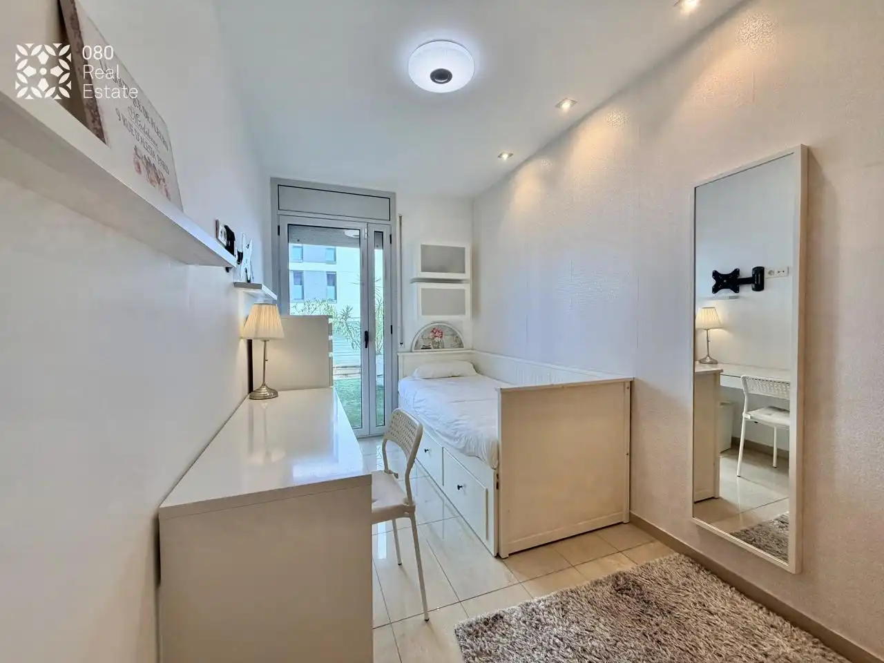 Dormitori de Pis de lloguer en Badalona amb Aire condicionat, Terrassa i Moblat