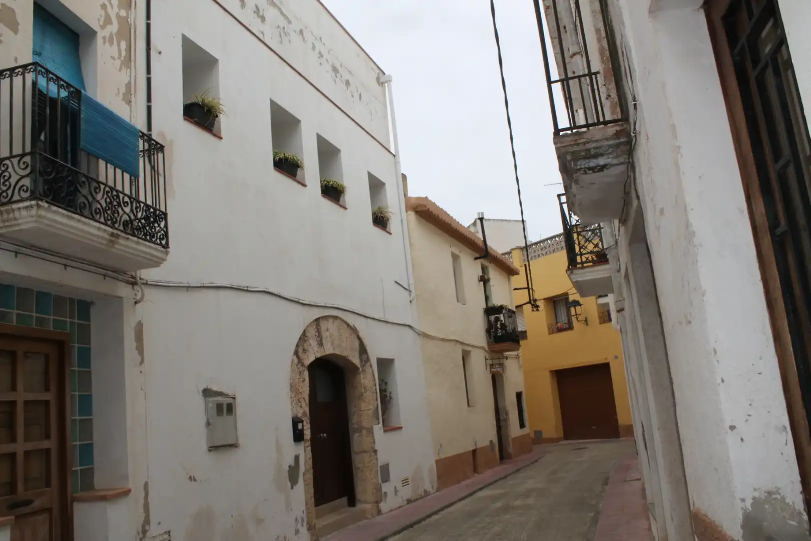 Vista exterior de Casa adosada en venda en Salomó amb Balcó i Alarma