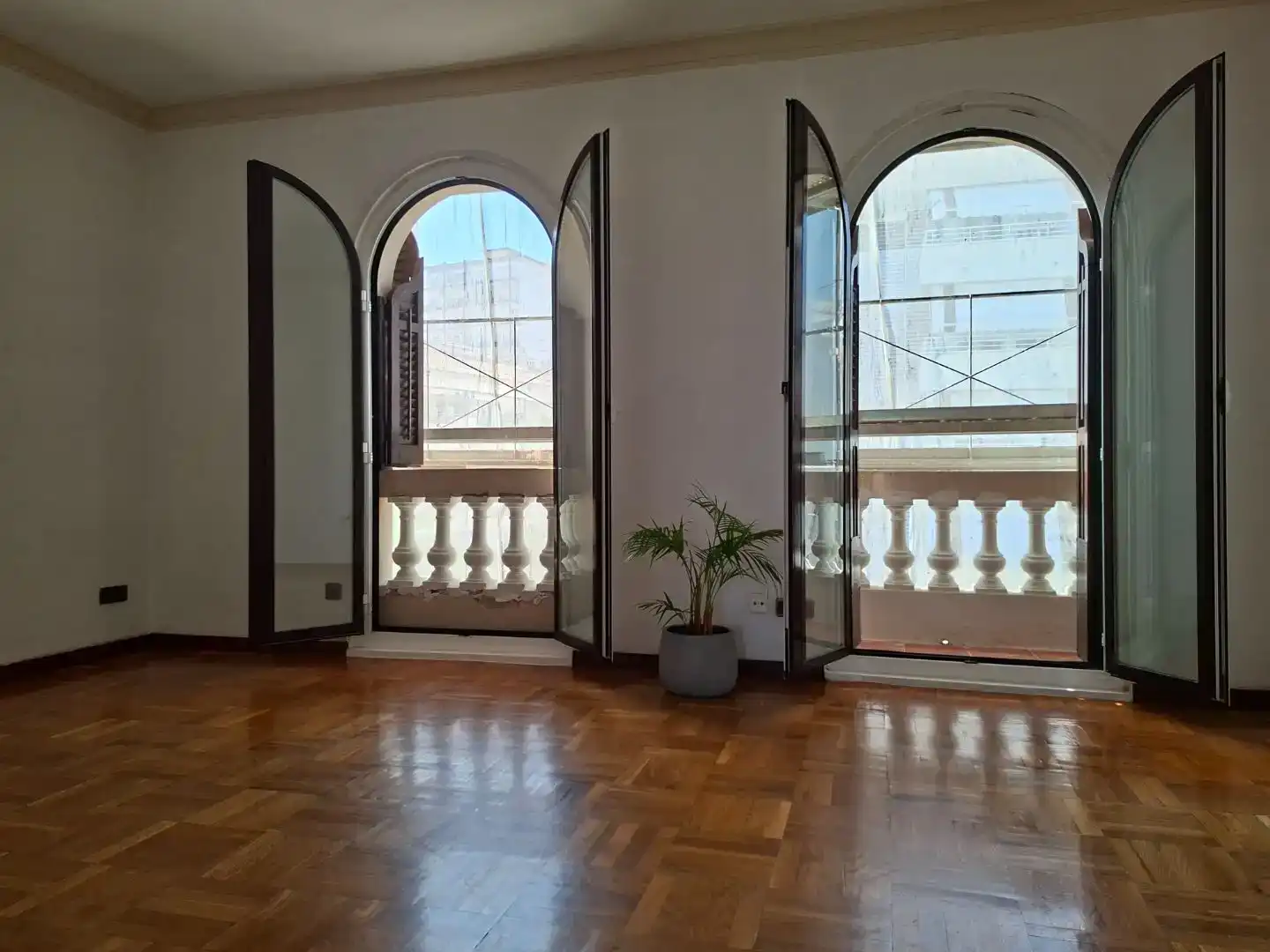 Wohnzimmer von Dachboden zum Verkauf in Sitges mit Balkon