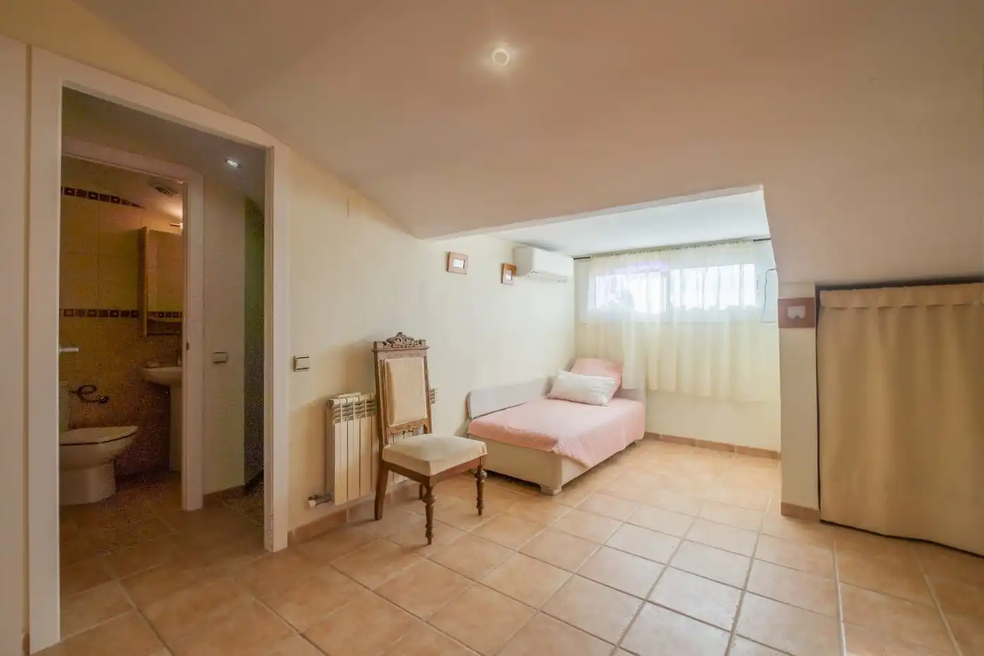 Dormitori de Casa adosada en venda en Salou amb Aire condicionat, Calefacció i Jardí privat