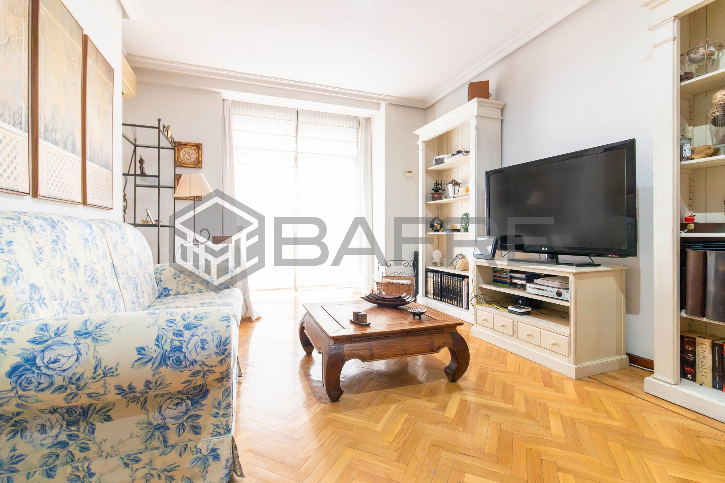 Sala d'estar de Pis en venda en  Madrid Capital amb Aire condicionat, Calefacció i Parquet