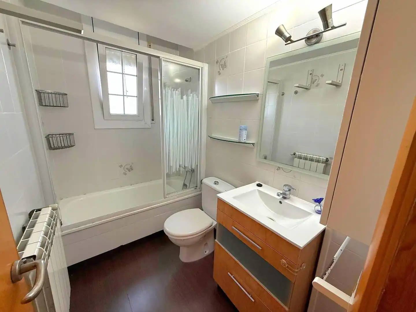 Badezimmer von Wohnungen zum Verkauf in Cunit mit Klimaanlage, Heizung und Parkett