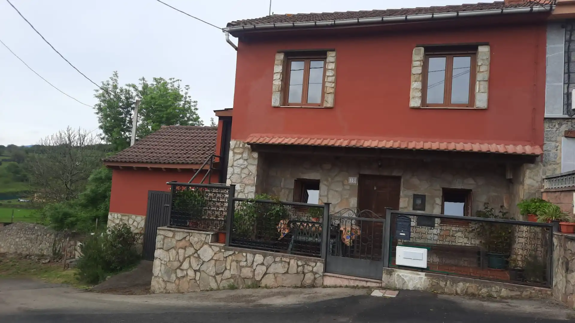 Vista exterior de Casa o xalet en venda en Las Regueras   amb Calefacció, Terrassa i Forn