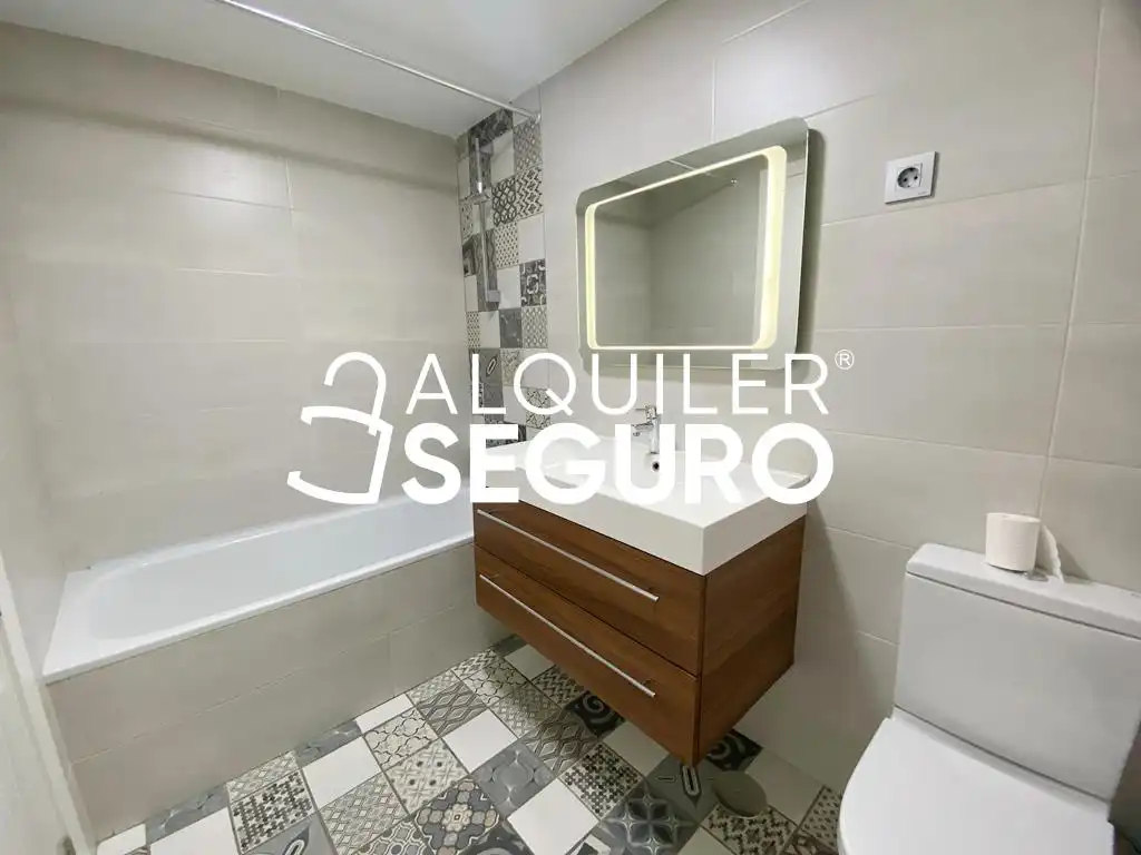 Bathroom of Flat for rent in Madrid  with Air Conditioner, Heating and Terrace