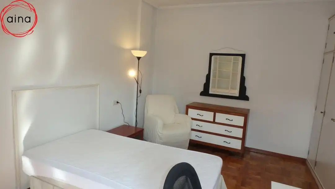 Habitación de Piso de alquiler en  Pamplona / Iruña con Calefacción, Terraza y Alarma