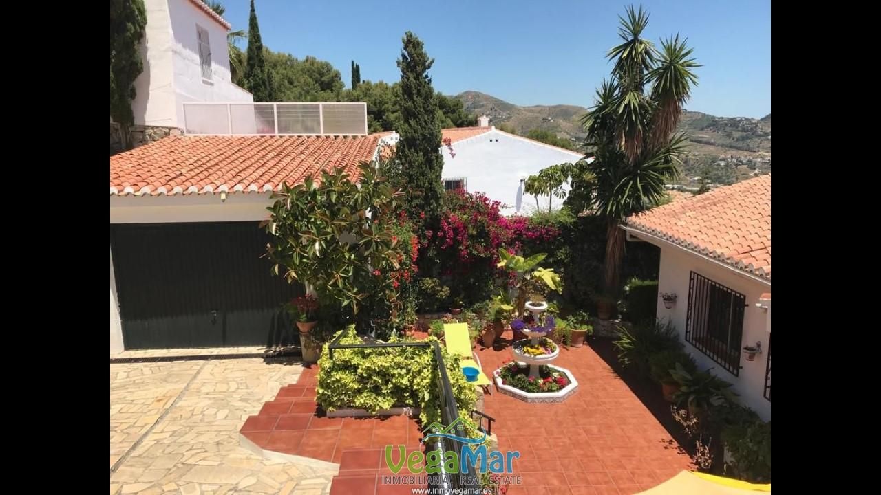 Vista exterior de Casa o xalet en venda en Almuñécar amb Jardí privat i Terrassa
