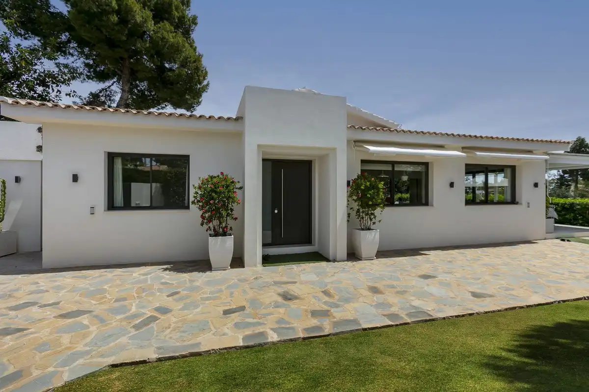 Vista exterior de Casa o chalet en venta en Marbella con Jardín privado, Terraza y Piscina