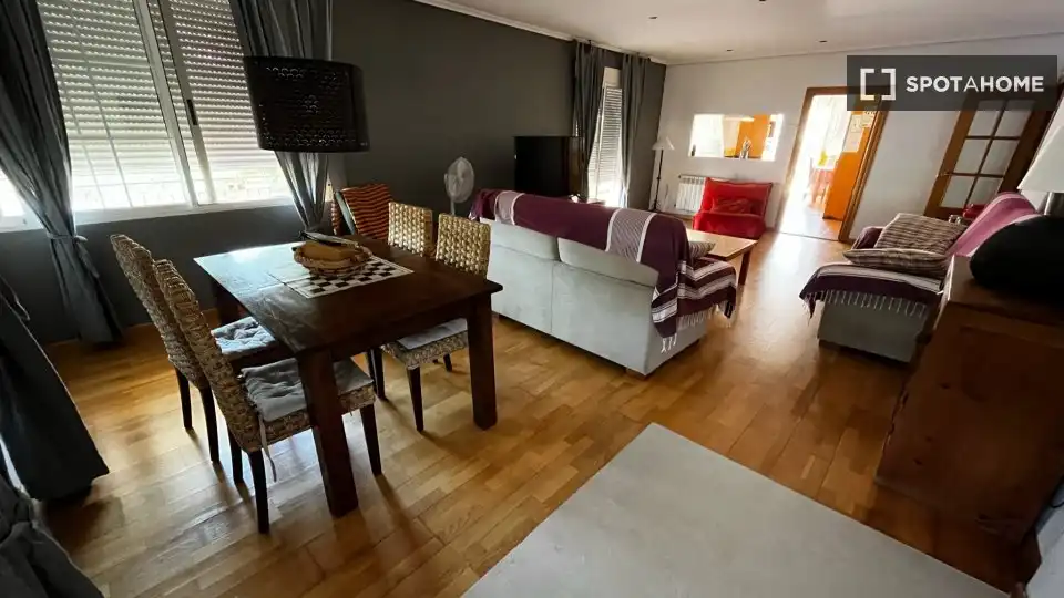 Sala de estar de Piso de alquiler en La Pobla de Vallbona con Aire acondicionado, Calefacción y Amueblado