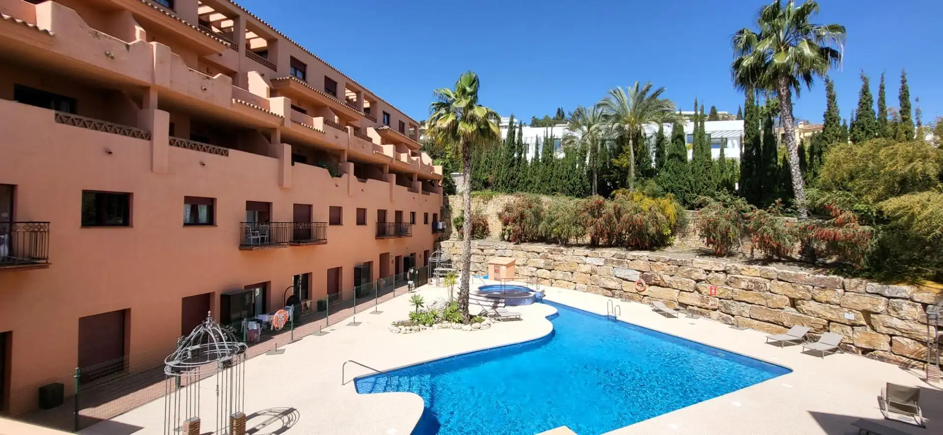 Vista exterior de Apartament en venda en Benahavís amb Aire condicionat, Calefacció i Jardí privat