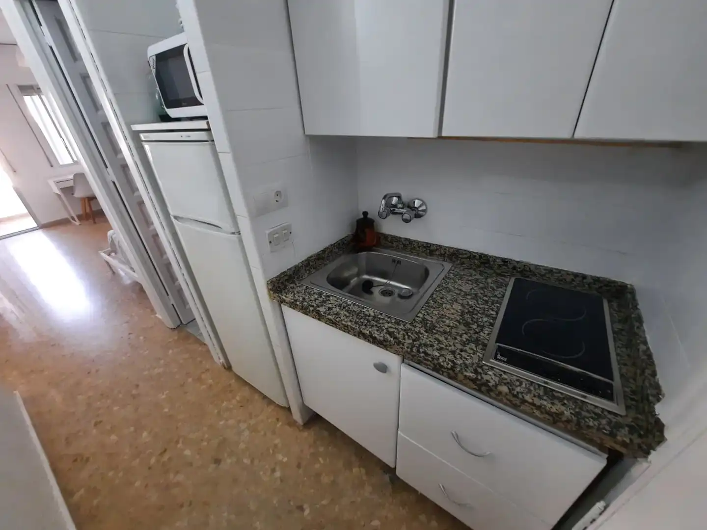 Cuina de Estudi de lloguer en Torremolinos amb Aire condicionat, Calefacció i Terrassa
