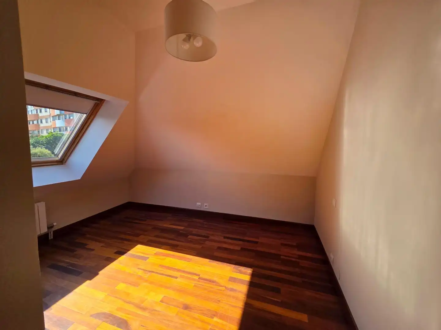 Schlafzimmer von Dachboden zur Miete in Santander mit Heizung, Privatgarten und Parkett