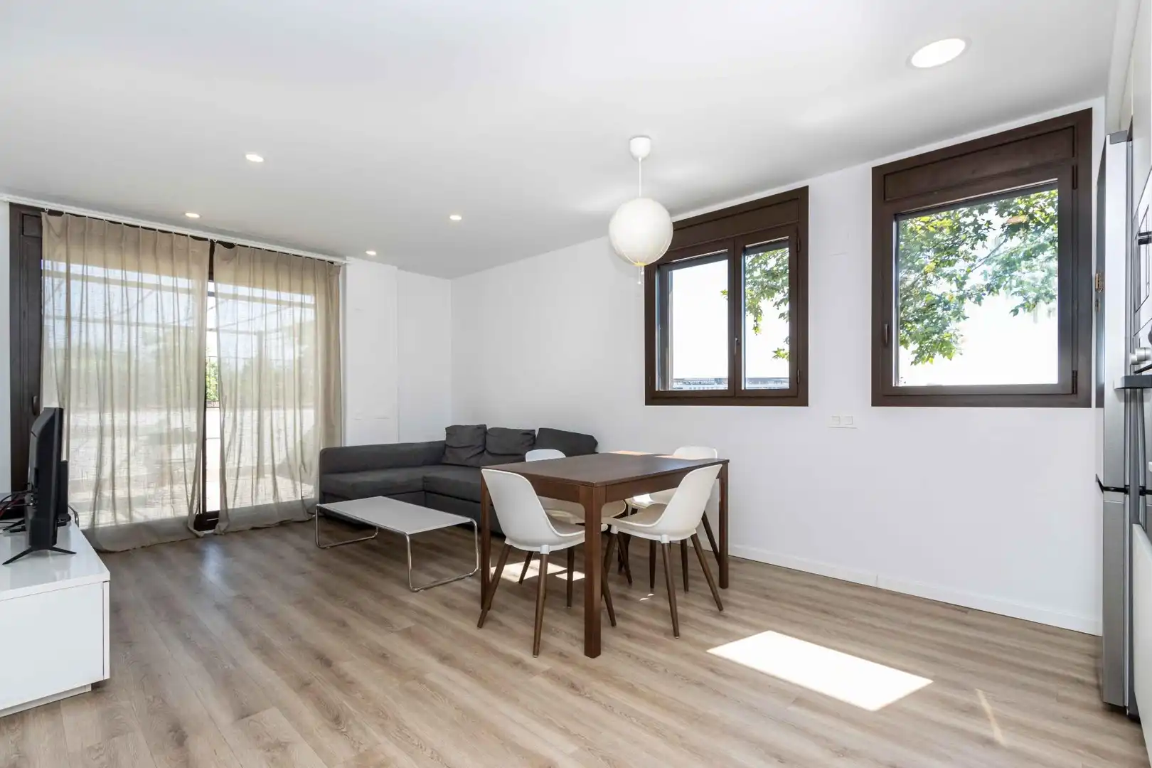Living room of Flat for sale in Sabadell  with Heating, Terrace and Community pool
