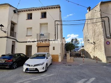 Casa amb balcó en venda a Plaça de Constitució