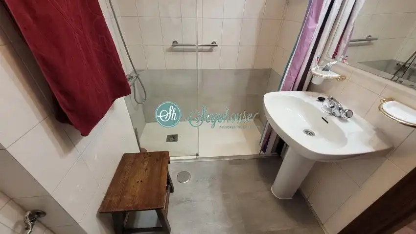 Bathroom of Flat for rent in Segovia  with Heating, Parquet flooring and Terrace