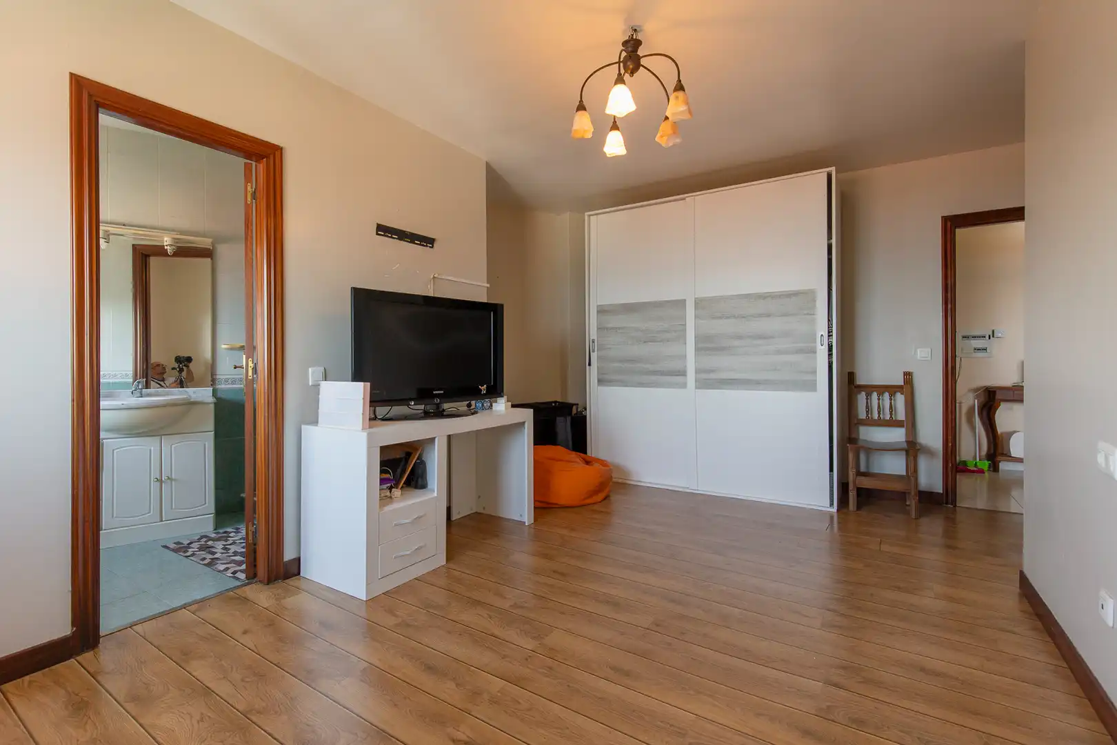 Sala d'estar de Casa o xalet en venda en A Pobra do Caramiñal amb Calefacció, Jardí privat i Parquet