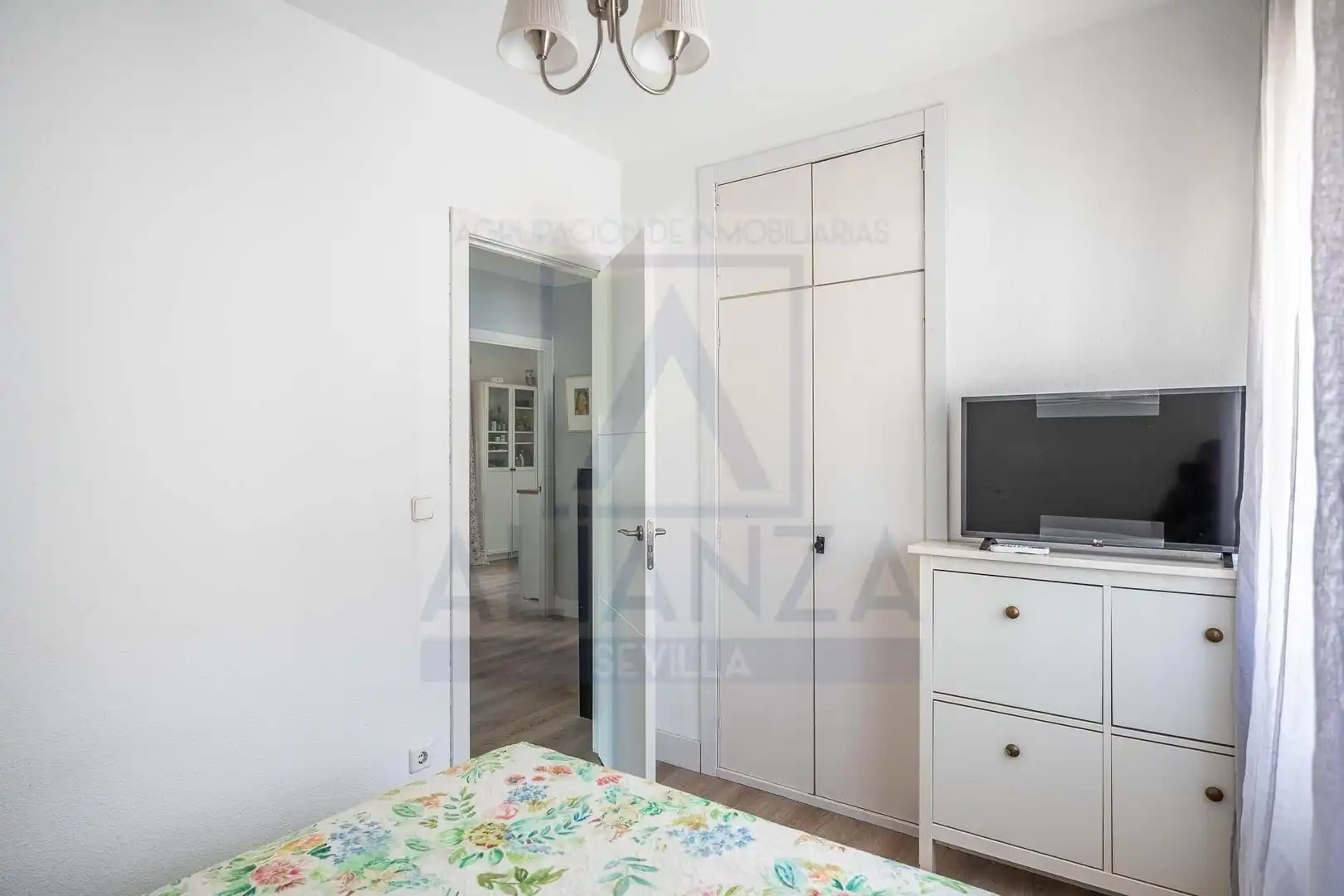 Schlafzimmer von Einfamilien-Reihenhaus zum Verkauf in Mairena del Aljarafe mit Klimaanlage und Privatgarten