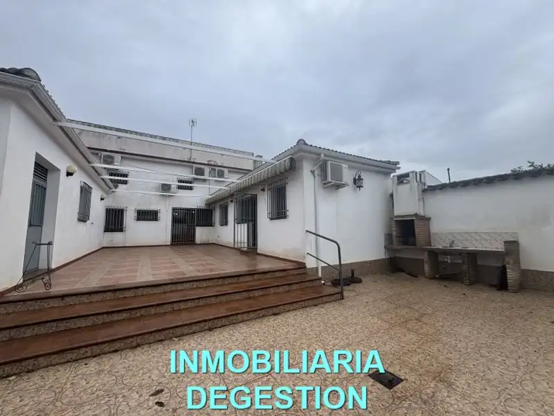Vista exterior de Casa adosada en venta en Guarromán con Aire acondicionado, Calefacción y Jardín privado