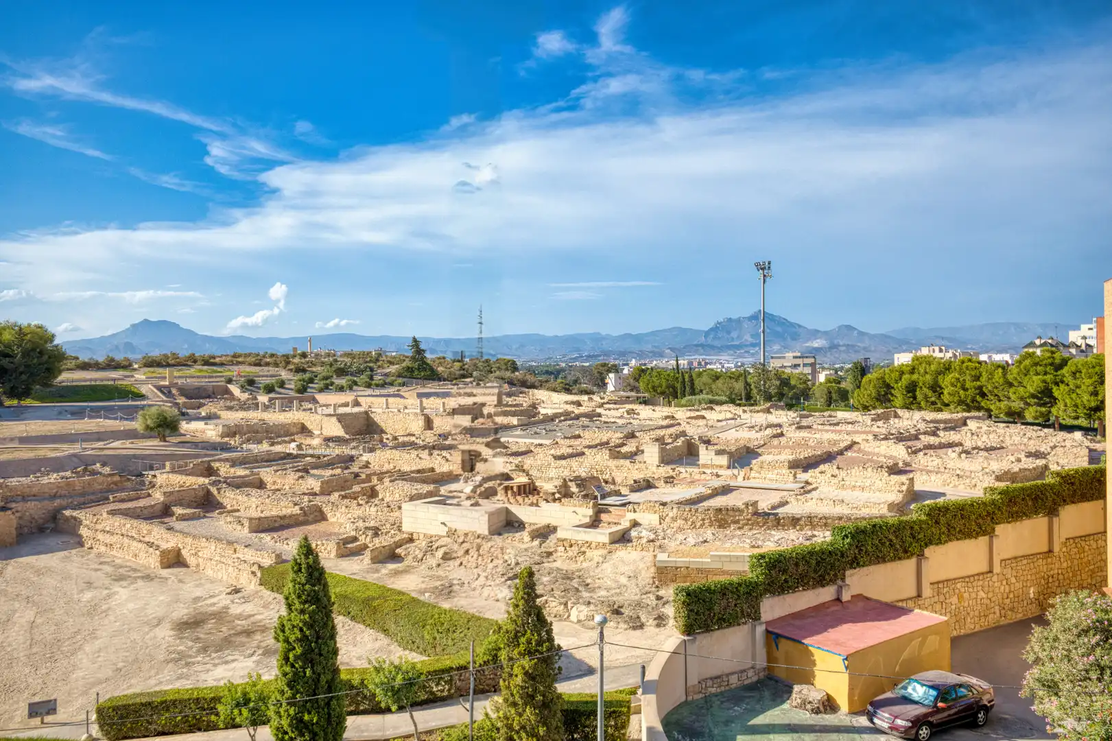 Außenansicht von Wohnung zur Miete in Alicante / Alacant mit Klimaanlage, Heizung und Privatgarten