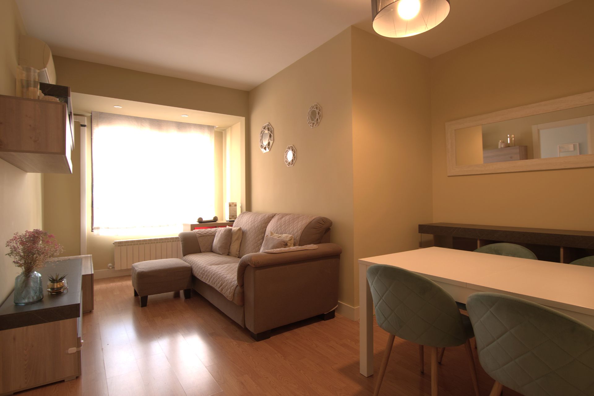 Living room of Flat to rent in  Madrid Capital  with Air Conditioner, Heating and Parquet flooring