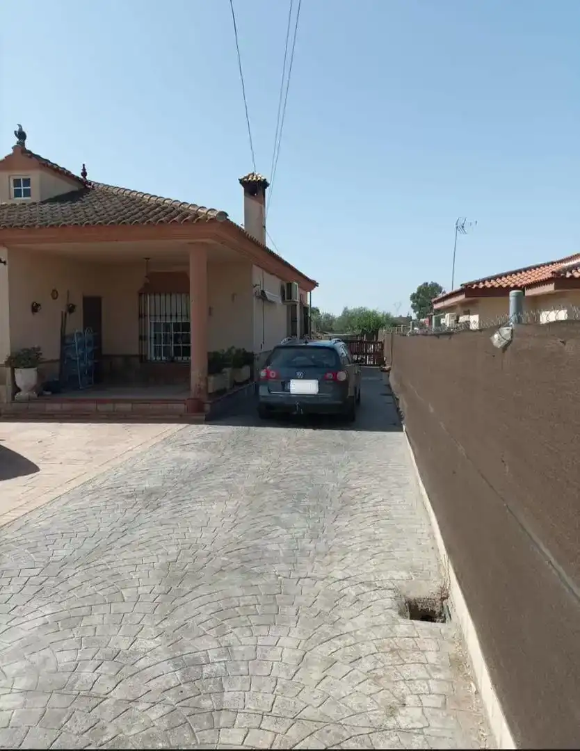 Vista exterior de Casa o xalet en venda en Coria del Río amb Aire condicionat i Piscina