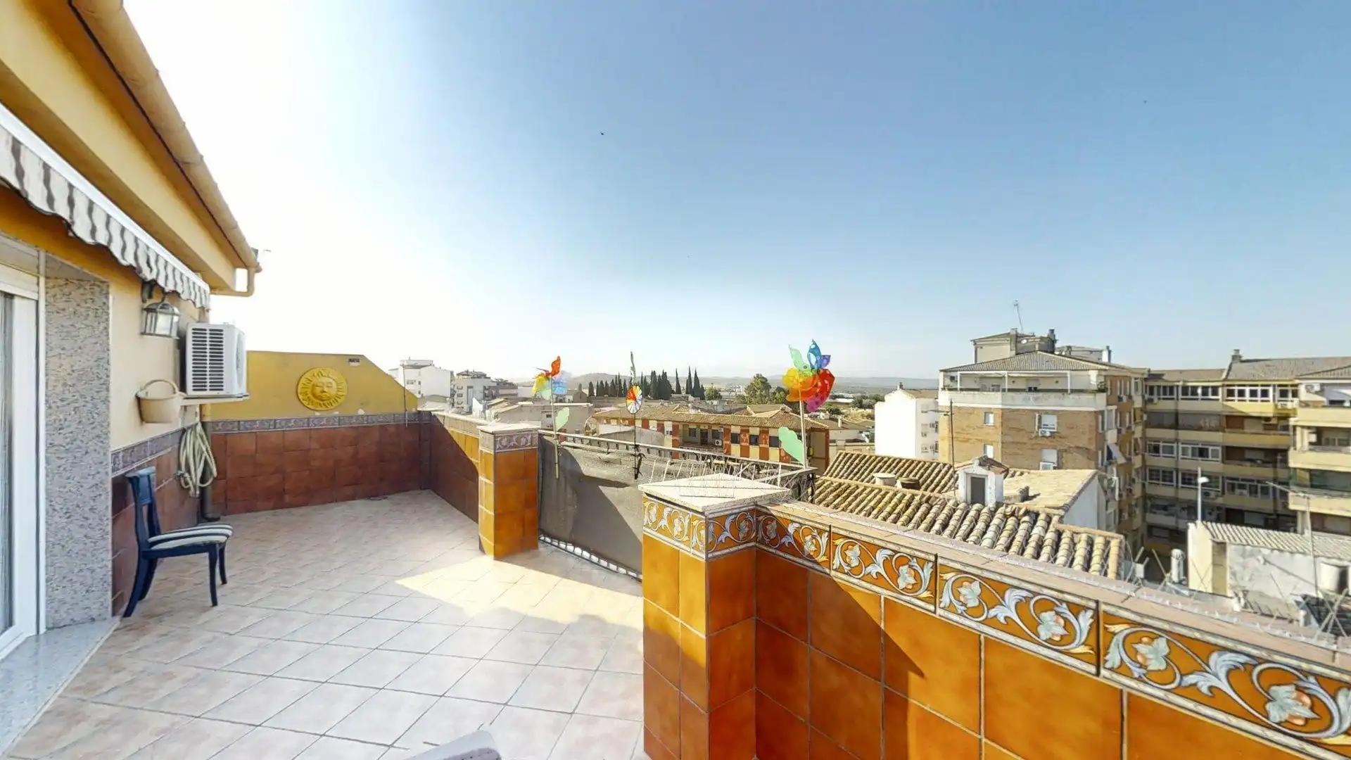 Vista exterior de Àtic de lloguer en Bailén amb Aire condicionat, Terrassa i Moblat