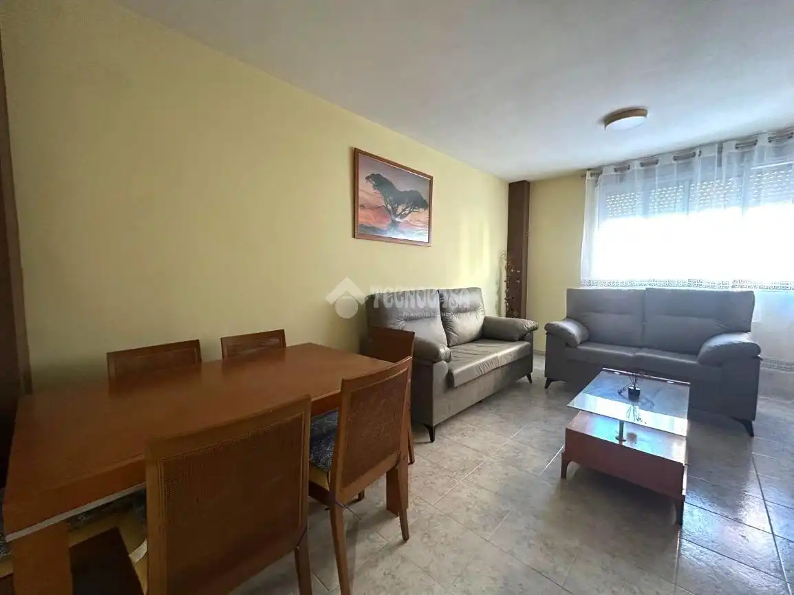 Sala d'estar de Pis en venda en Santovenia de Pisuerga amb Calefacció i Moblat