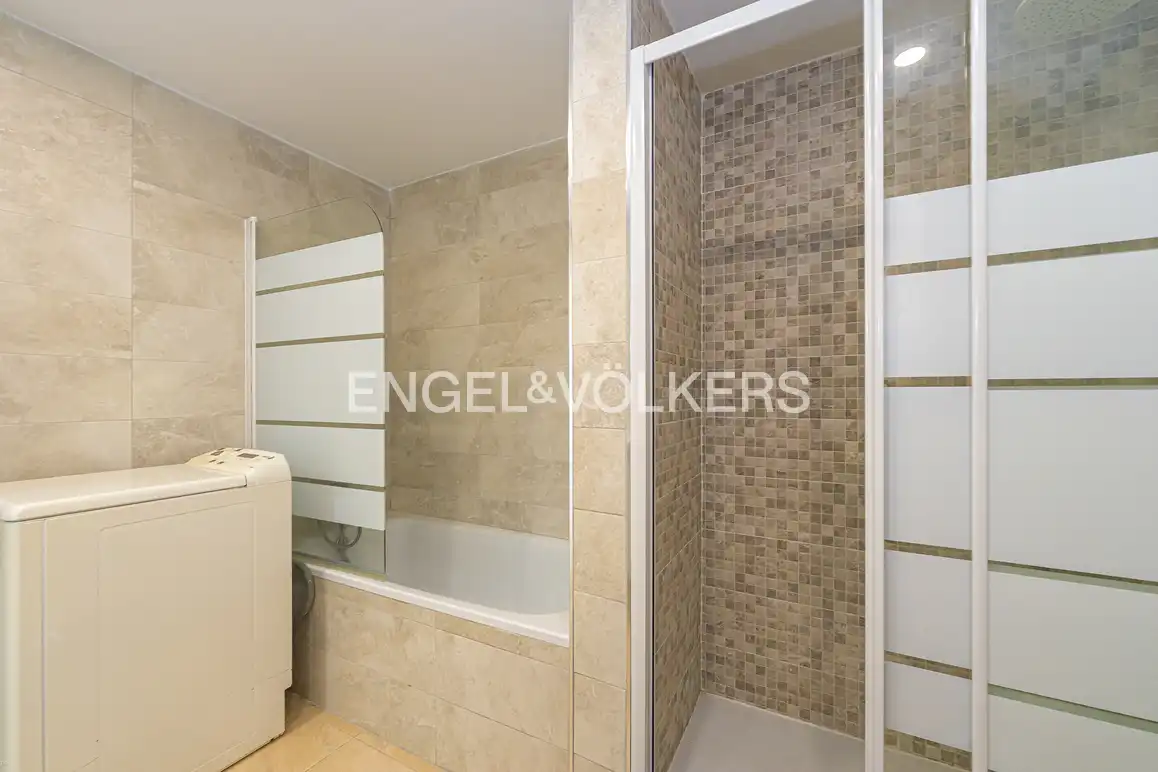 Bathroom of Flat for sale in Benidorm  with Air Conditioner, Terrace and Community pool