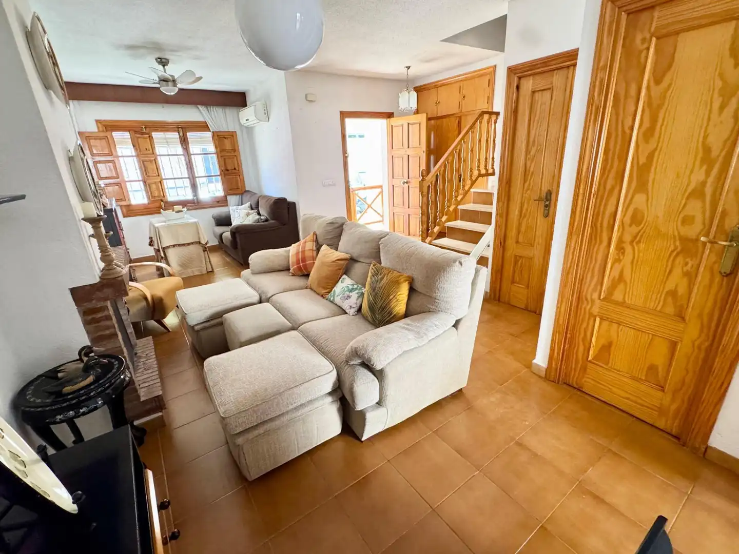 Sala d'estar de Casa adosada en venda en Punta Umbría amb Aire condicionat i Balcó