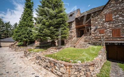 Vista exterior de Casa adosada en venda en Naut Aran amb Calefacció, Jardí privat i Parquet
