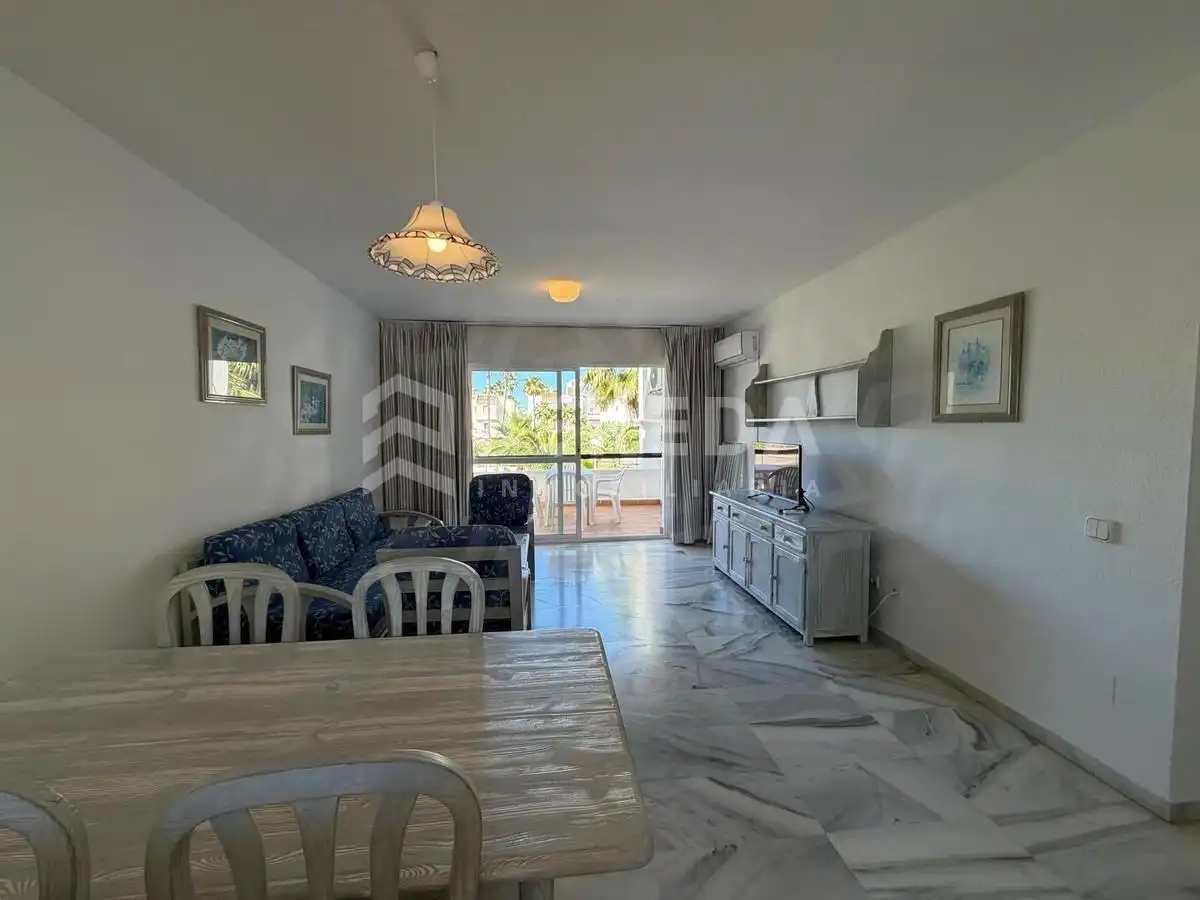 Wohnzimmer von Wohnungen zum Verkauf in Roquetas de Mar mit Klimaanlage, Privatgarten und Terrasse