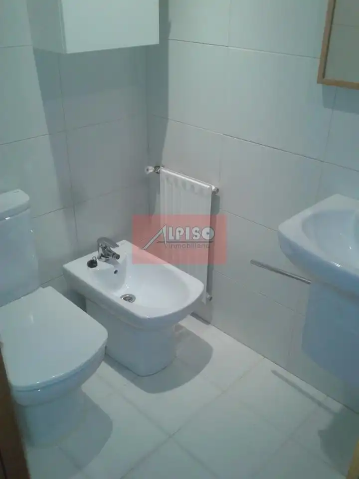 Badezimmer von Wohnungen zur Miete in Ourense Capital  mit Heizung, Parkett und Möbliert