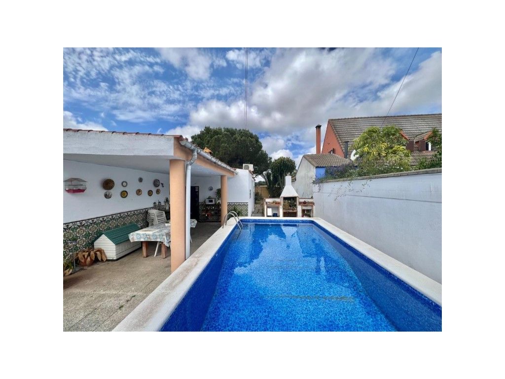 Swimming pool of House or chalet for sale in Dos Hermanas  with Air Conditioner, Private garden and Swimming Pool